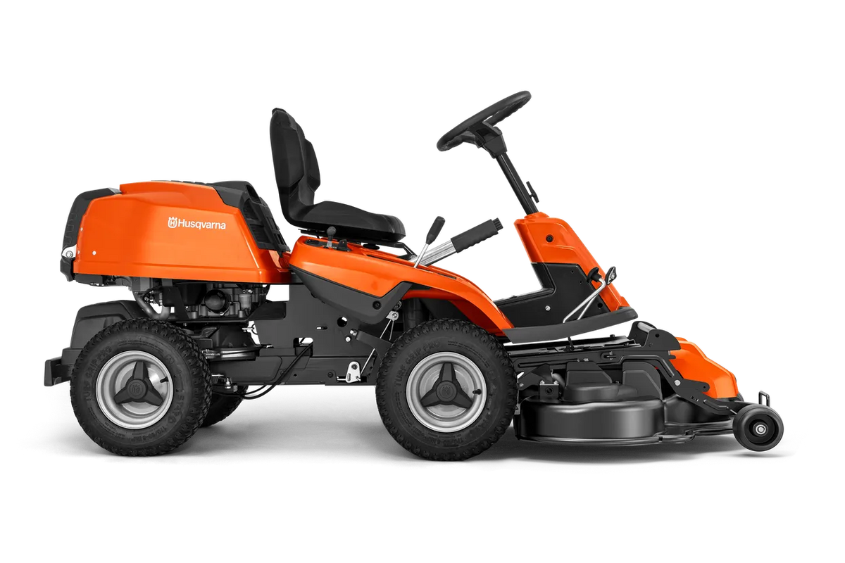 Husqvarna R 214TC frontrider – inkl. 103 cm klippebord – Side view of a ride-on mower with visible cutting deck.