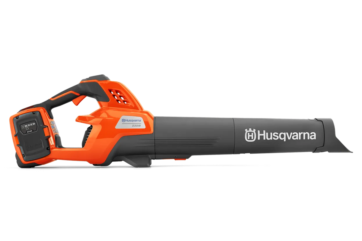 Husqvarna 230iB løvblæser – uden batteri og lader – Set fra siden af en batteridrevet løvblæser fra Husqvarna.