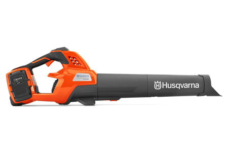 Husqvarna 230iB løvblæser – uden batteri og lader – Set fra siden af en batteridrevet løvblæser fra Husqvarna.