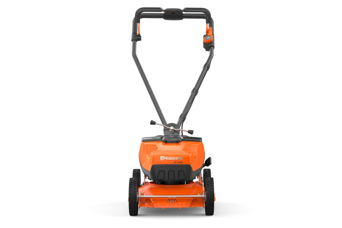 Husqvarna LB 442i batteriplæneklipper – uden batteri – Set bagfra af en Husqvarna-plæneklipper med håndtag og hjul frem.