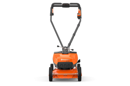 Husqvarna LB 442i batteriplæneklipper – uden batteri – Set bagfra af en Husqvarna-plæneklipper med håndtag og hjul frem.