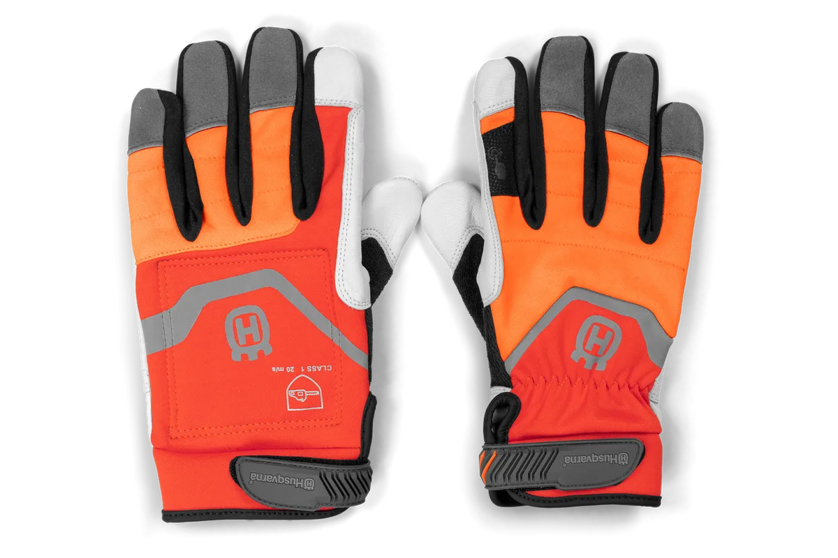 Husqvarna Technical savhandsker – str. 7 – Husqvarna beskyttelseshandsker med forstærkede håndflader og justerbare håndledsstropper set forfra.