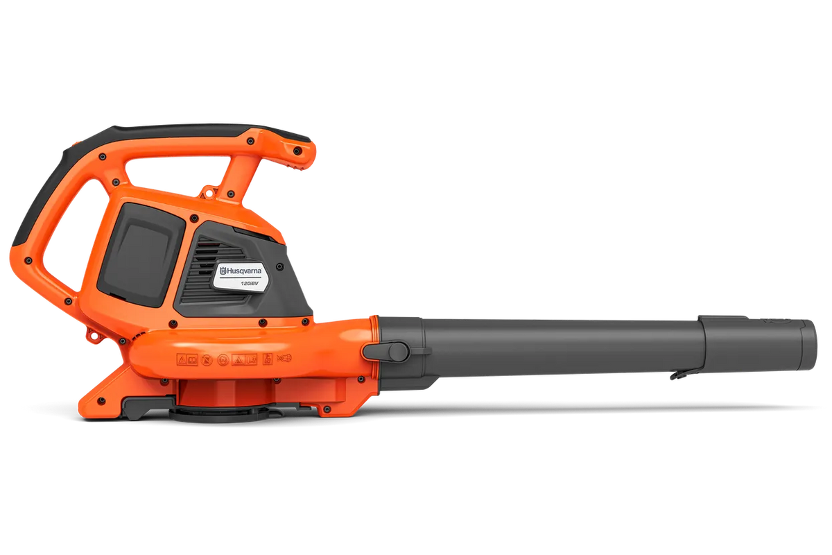 Husqvarna 120iBV løvsuger/blæser – uden batteri – Set fra siden af en Husqvarna-løvblæser med ergonomisk håndtag.