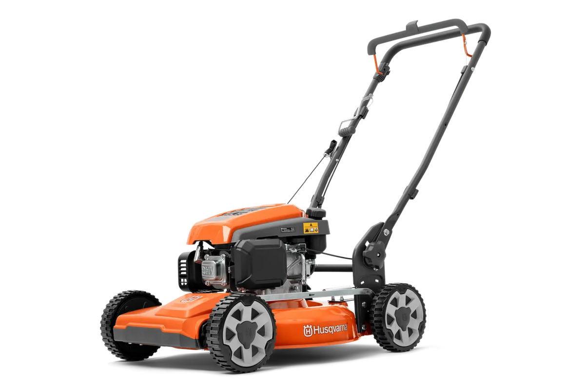 Husqvarna LB 251S selvkørende plæneklipper – 51 cm – Set fra siden af en Husqvarna-plæneklipper med justerbart håndtag.