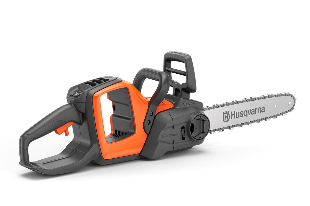 Husqvarna 230i motorsav – 35 cm, uden batteri – Set fra siden af en batteridrevet Husqvarna-kædesav med ergonomisk håndtag.