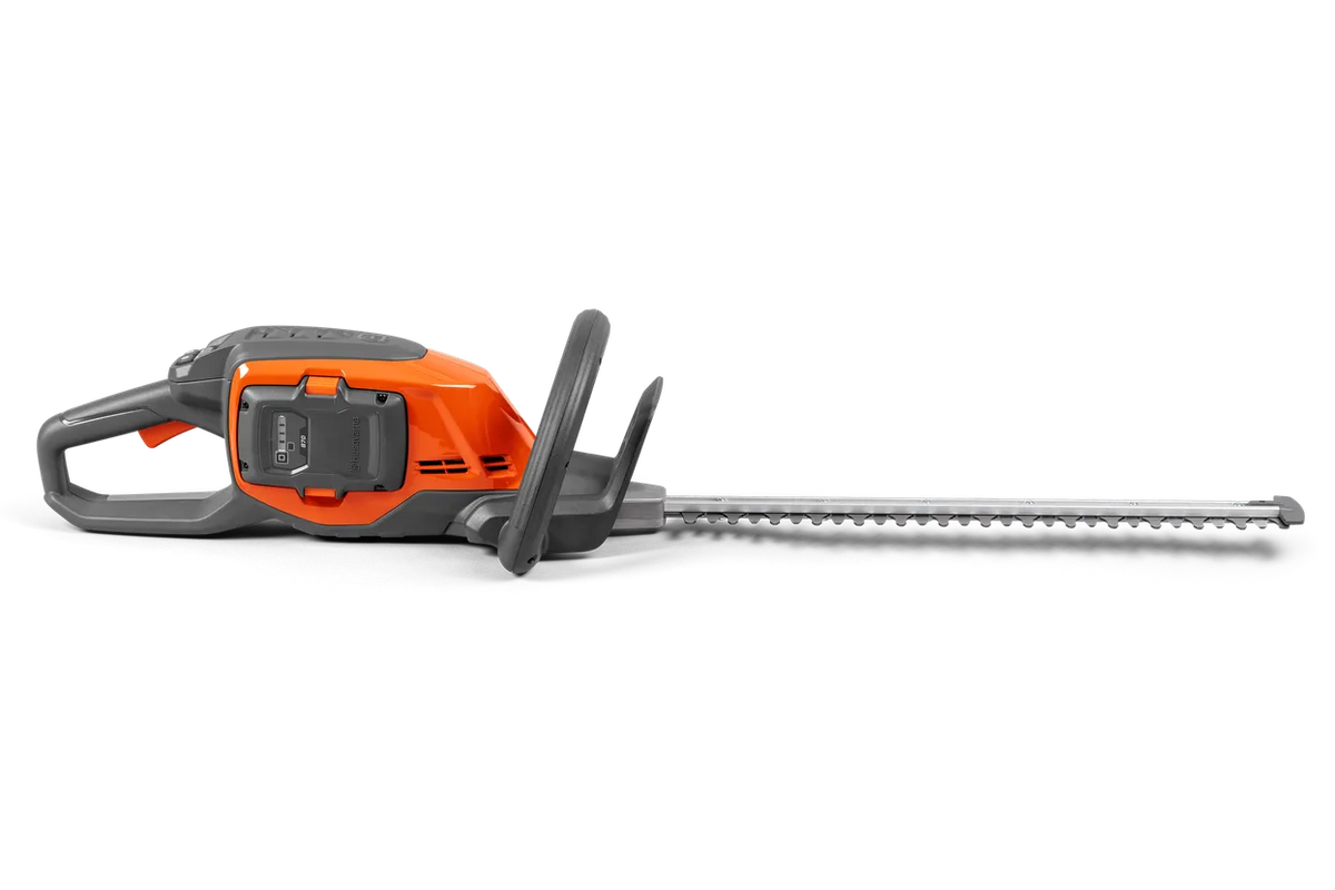 Husqvarna 215iHD45 hækkeklipper – B70 og C80 – Set fra siden af en hækkeklipper med ergonomisk håndtag og klinge.