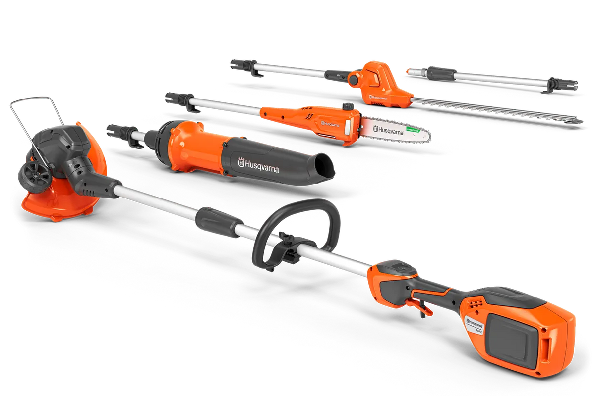 Husqvarna 110iL FLXi trimmer – inkl. B70 og C80 – Set fra siden af forskellige Husqvarna-haveredskaber, bl.a. en hækkeklipper, en løvblæser og en motorsavstilbehør.