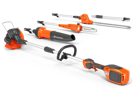 Husqvarna 110iL FLXi trimmer – inkl. B70 og C80 – Set fra siden af forskellige Husqvarna-haveredskaber, bl.a. en hækkeklipper, en løvblæser og en motorsavstilbehør.