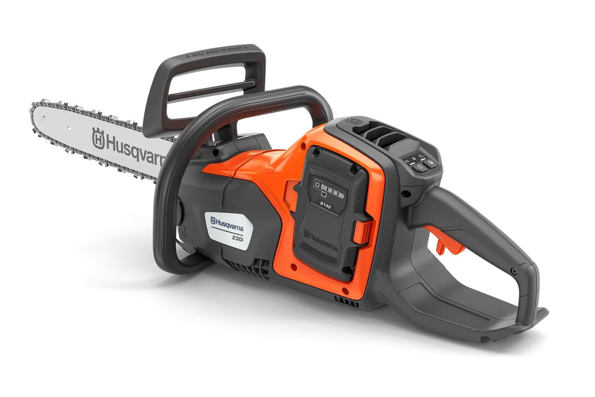 Husqvarna 230i motorsav – inkl. B140 og C80 – Set fra siden af en batteridrevet Husqvarna-kædesav med ergonomisk håndtag.