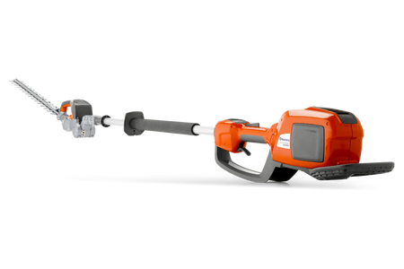 Husqvarna 520iHE3 stanghækkeklipper – uden batteri – Set fra siden af en batteridrevet Husqvarna-hækkeklipper med forlænget rækkevidde.