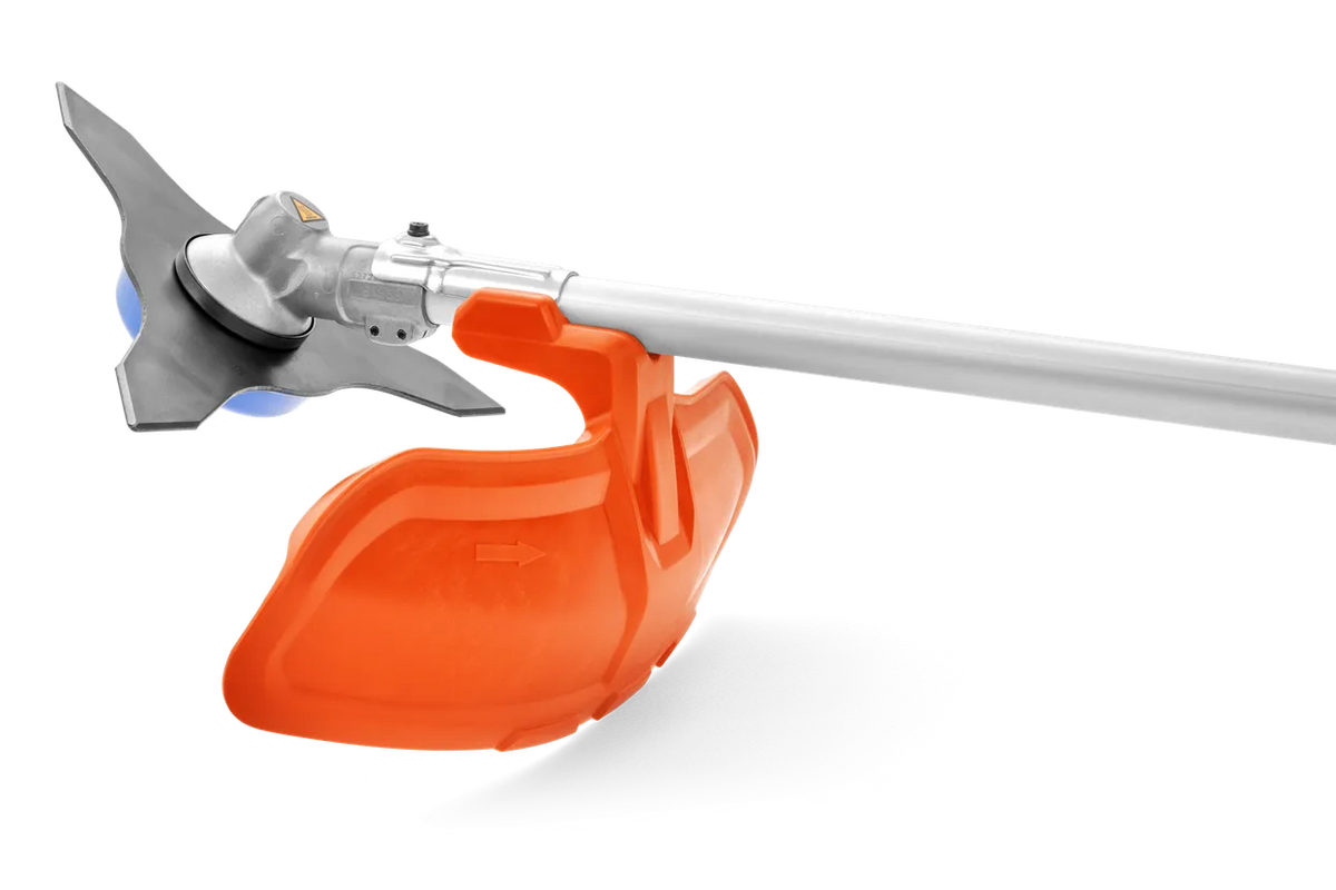 Husqvarna 325iR batteribuskrydder – uden batteri – Set fra siden af et haveredskab med beskyttelsesskærm og skæreskive.
