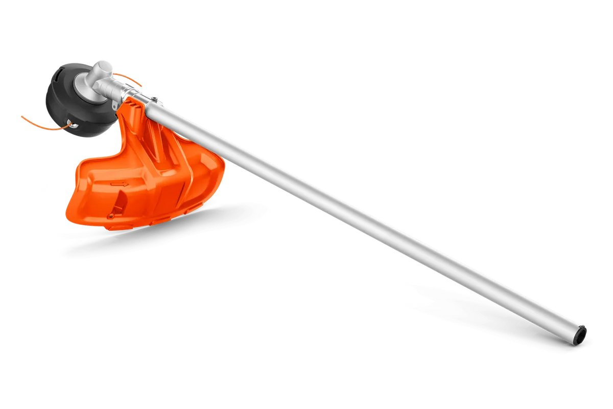 Husqvarna 325iLK kombitrimmer – uden batteri – Set fra siden af et trimmerhoved med beskyttelsesskærm og langt skaft.