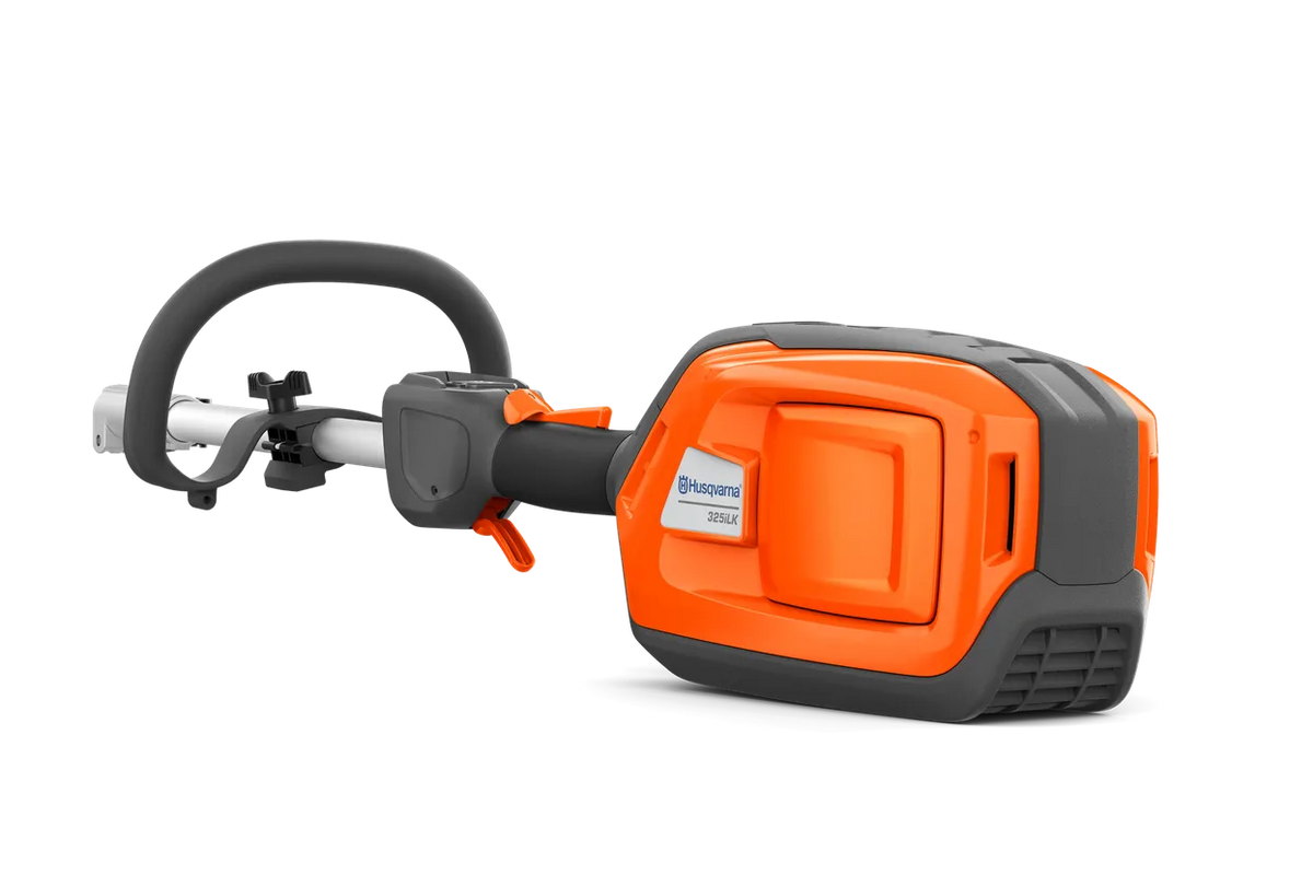 Husqvarna 325iLK kombitrimmer – uden batteri – Set fra siden af et batteridrevet Husqvarna-haveredskab.