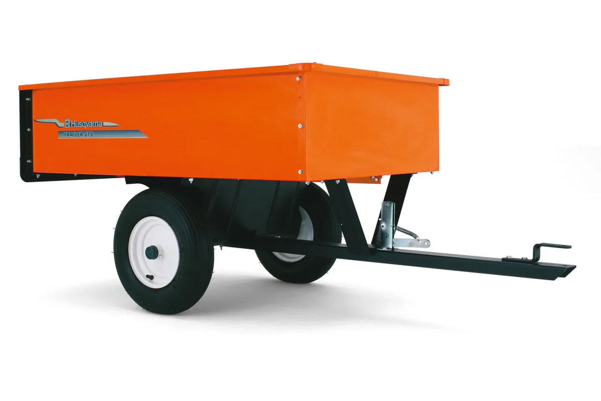 Husqvarna Trailer 275 til havetraktor og rider – Set fra siden af en Husqvarna-anhænger med en trækkrog.