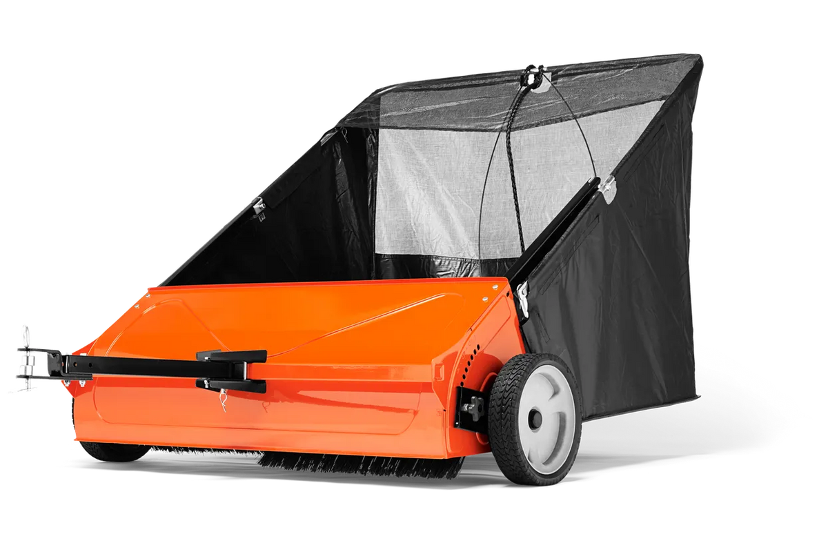 Husqvarna Sweeper 44 – Set fra siden af en fejemaskine med opsamlingspose og hjul.