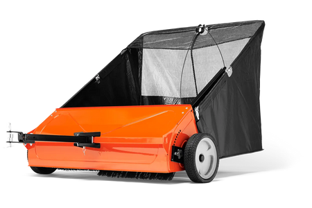 Husqvarna Sweeper 44 – Set fra siden af en fejemaskine med opsamlingspose og hjul.