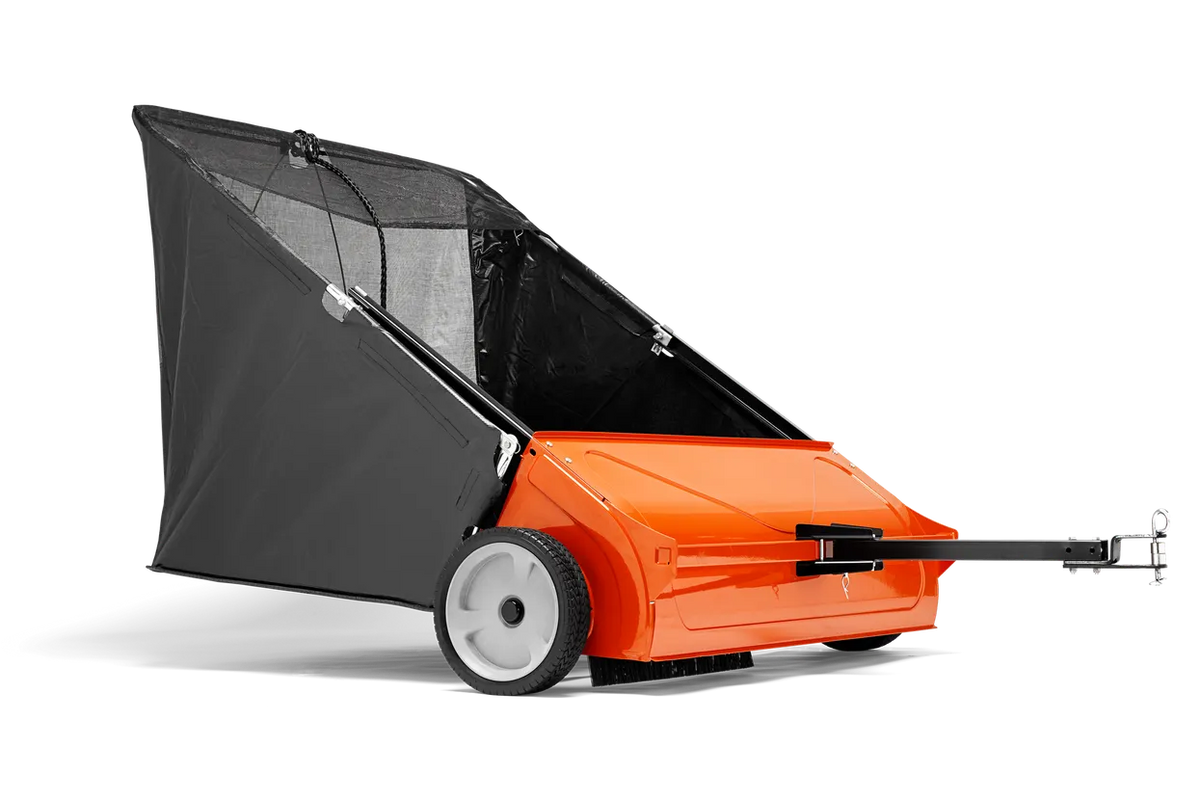 Husqvarna Sweeper 44 – Set fra siden af en fejemaskine med opsamlingspose og trækstang.