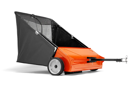 Husqvarna Sweeper 44 – Set fra siden af en fejemaskine med opsamlingspose og trækstang.