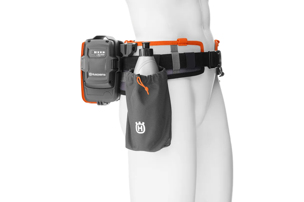 Husqvarna batteribælte FLEXI med adaptersæt – Set fra siden af et Husqvarna-batteribælte med en batteripakke og en pose.