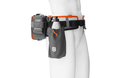 Husqvarna batteribælte FLEXI med adaptersæt – Set fra siden af et Husqvarna-batteribælte med en batteripakke og en pose.