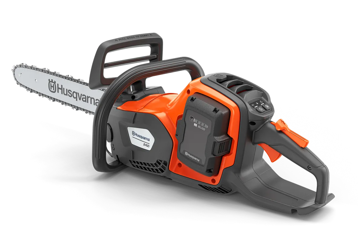 Husqvarna 242i motorsav – inkl. BLi30 og C80 – Set fra siden af en batteridrevet Husqvarna-kædesav med ergonomisk håndtag.