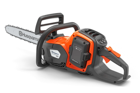 Husqvarna 242i motorsav – inkl. BLi30 og C80 – Set fra siden af en batteridrevet Husqvarna-kædesav med ergonomisk håndtag.