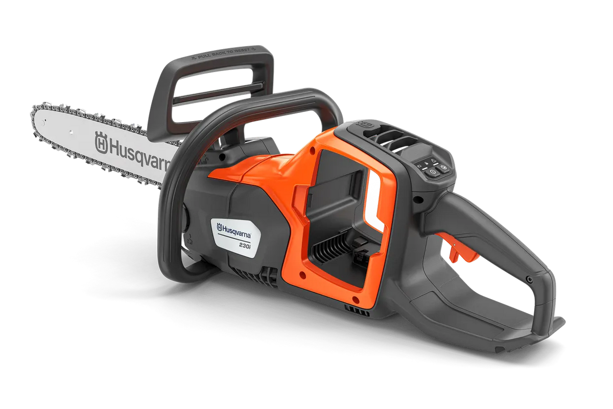Husqvarna 230i motorsav – 35 cm, uden batteri – Set fra siden af en Husqvarna-kædesav på hvid baggrund.