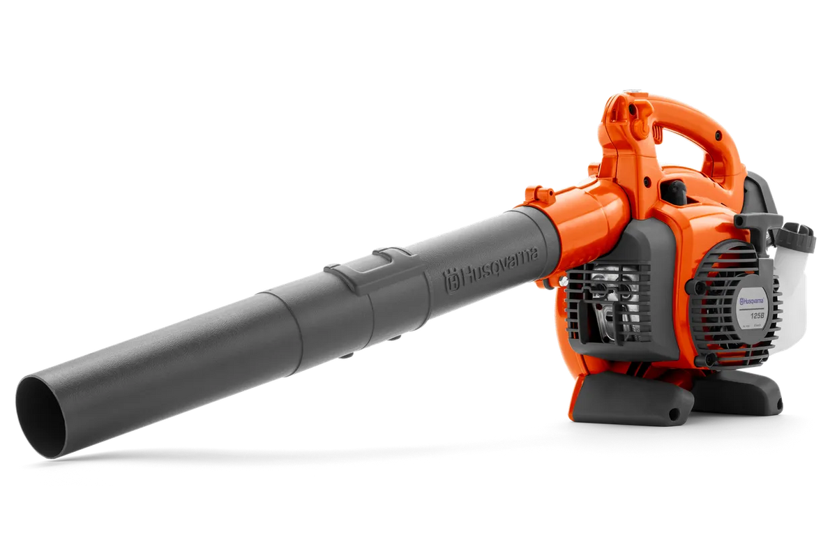 Husqvarna 125B benzinløvblæser – Set fra siden af en Husqvarna-løvblæser med ergonomisk håndtag og synlig brændstoftank.
