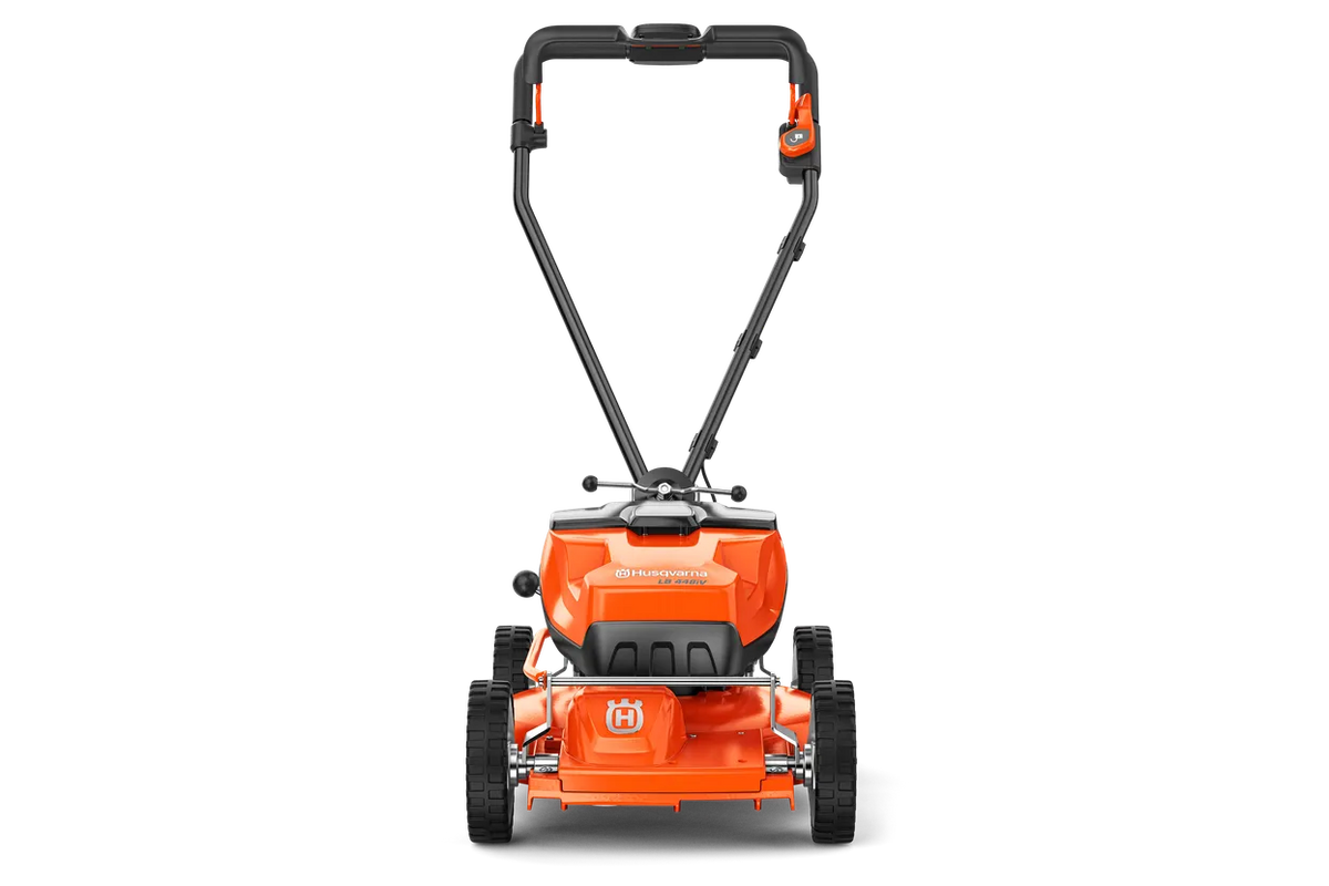 Husqvarna LB 448iV batteriplæneklipper – uden batteri – Set bagfra af en Husqvarna-plæneklipper med håndtag og klippebord frem.