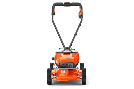 Husqvarna LB 448iV batteriplæneklipper – uden batteri – Set bagfra af en Husqvarna-plæneklipper med håndtag og klippebord frem.
