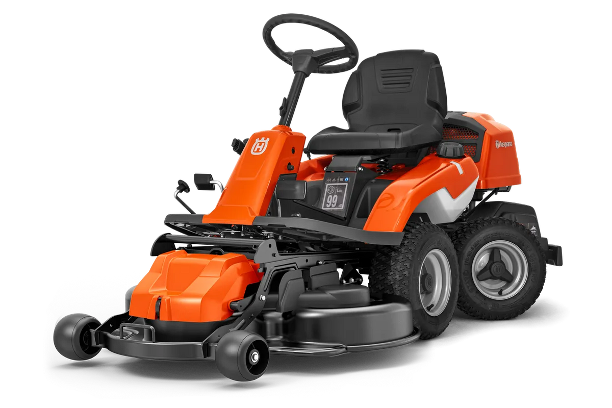 Husqvarna R 214TC frontrider – inkl. 103 cm klippebord – Side view of a Husqvarna ride-on mower with a cutting deck.