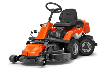 Husqvarna R 214TC frontrider – inkl. 103 cm klippebord – Side view of a Husqvarna ride-on mower with a cutting deck.