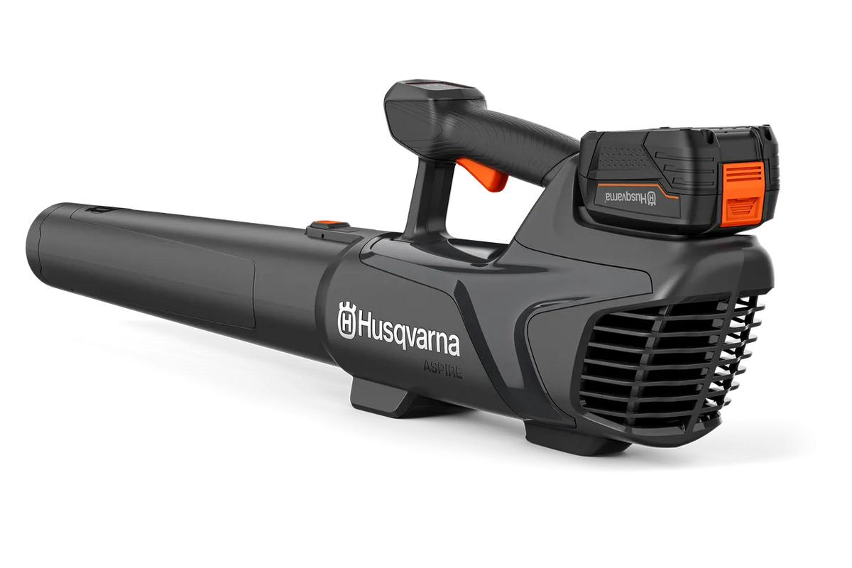 Husqvarna Aspire B8X-P4A – inkl. 4 Ah-batteri og lader – Set fra siden af en batteridrevet løvblæser fra Husqvarna.