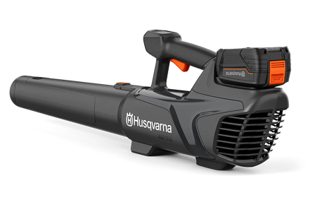 Husqvarna Aspire B8X-P4A – inkl. 4 Ah-batteri og lader – Set fra siden af en batteridrevet løvblæser fra Husqvarna.