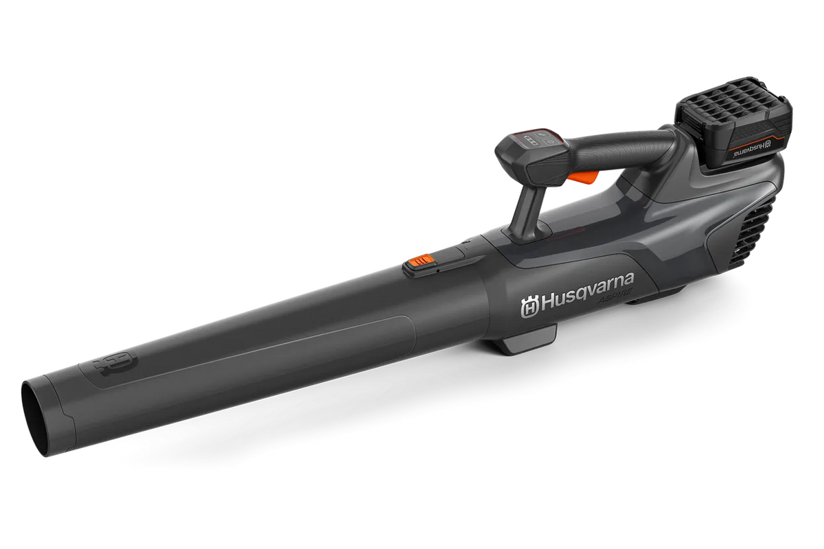 Husqvarna Aspire B8X-P4A – inkl. 4 Ah-batteri og lader – Set fra siden af en Husqvarna-løvblæser med ergonomisk håndtag og batterirum.