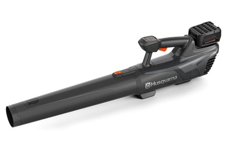 Husqvarna Aspire B8X-P4A – inkl. 4 Ah-batteri og lader – Set fra siden af en Husqvarna-løvblæser med ergonomisk håndtag og batterirum.