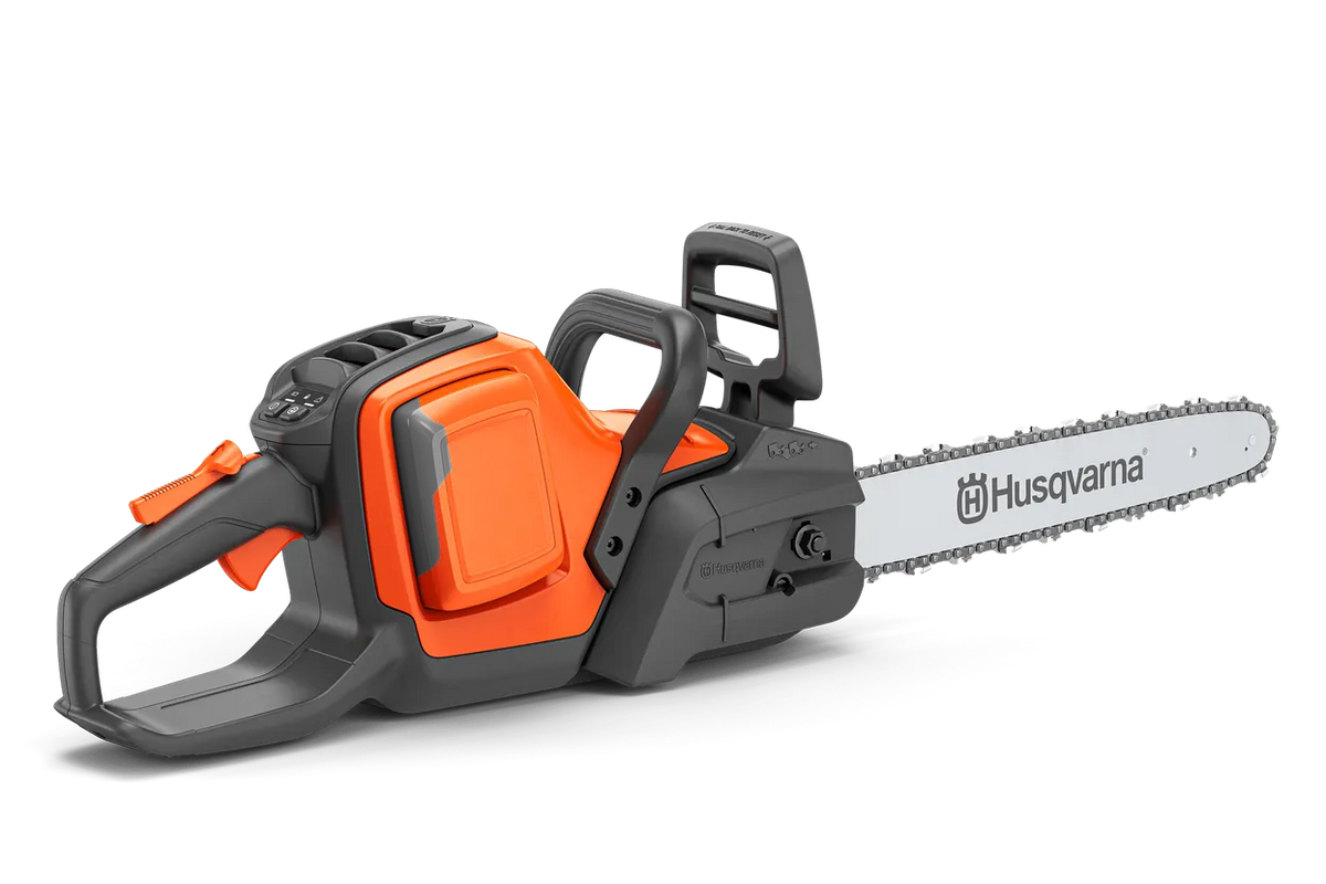 Husqvarna 242i motorsav – inkl. BLi30 og C80 – Set fra siden af en batteridrevet Husqvarna-kædesav med ergonomisk håndtag.
