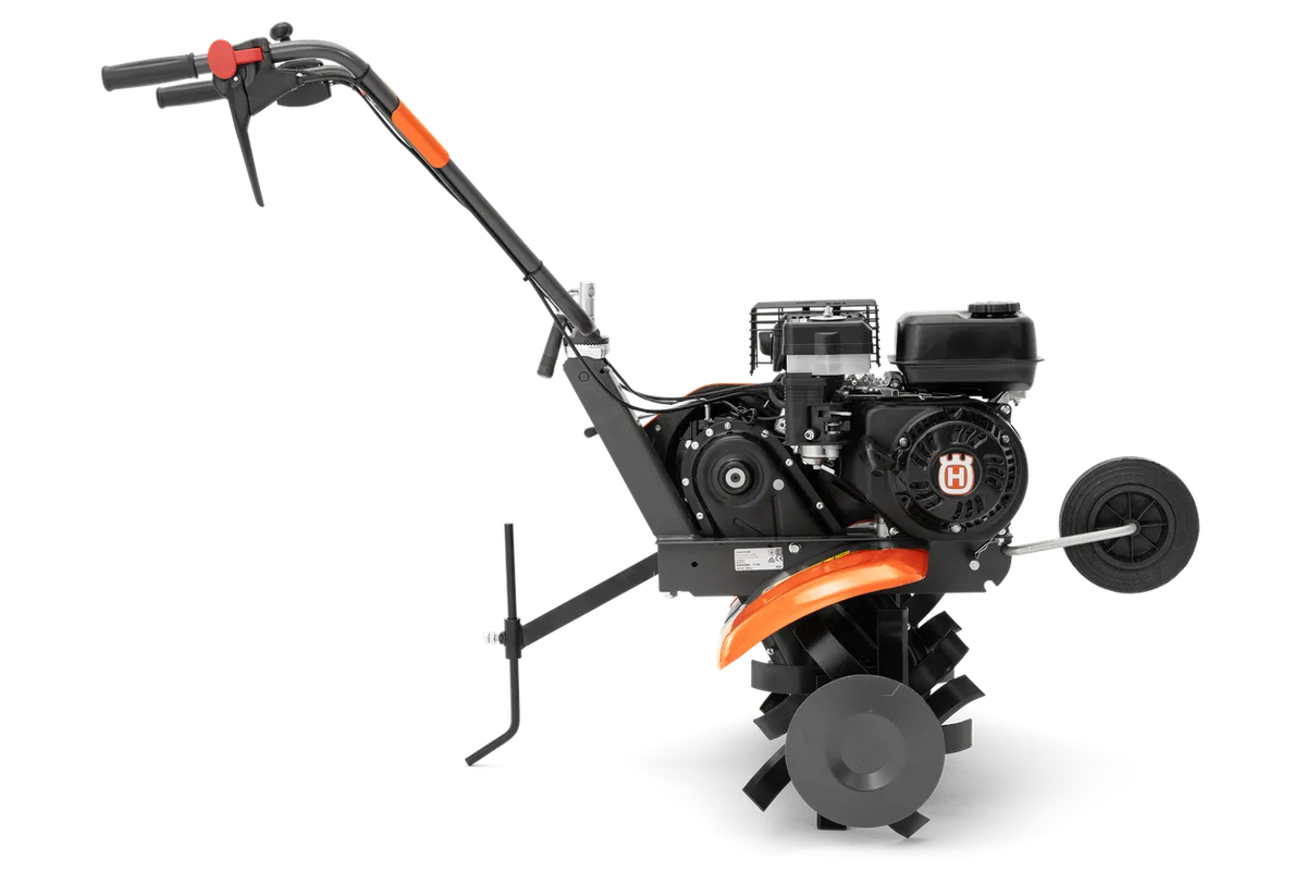 Husqvarna TF 335 havefræser – 80 cm – Set fra siden af en Husqvarna-fræser med synlig motor og håndtag.