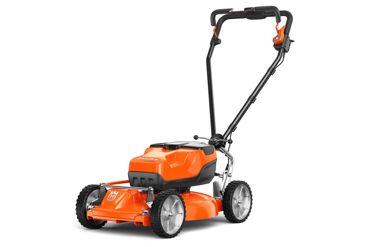 Husqvarna LB 448iV batteriplæneklipper – uden batteri – Set fra siden af en batteridrevet Husqvarna-plæneklipper.