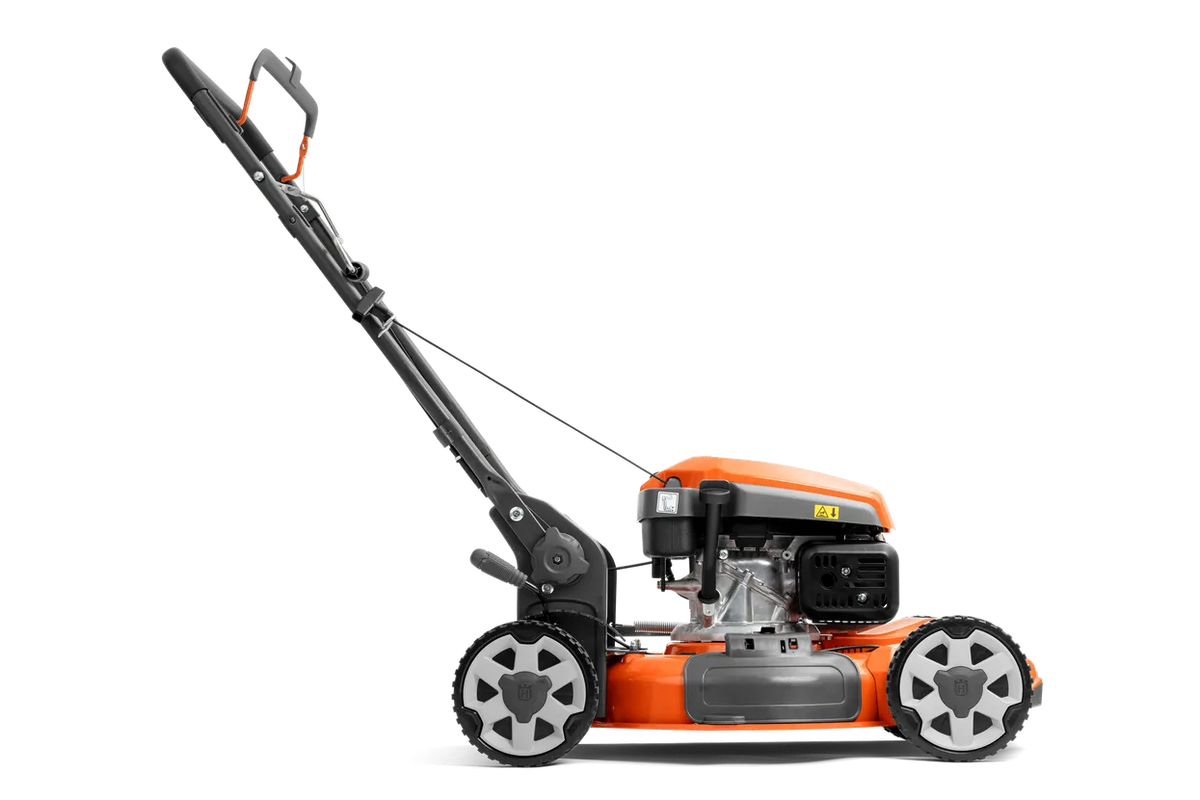 Husqvarna LB 251S selvkørende plæneklipper – 51 cm – Set fra siden af en plæneklipper med store hjul og ergonomisk håndtag.