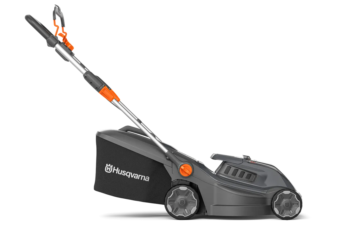 Husqvarna Aspire LC34-P4A – uden batteri – Set fra siden af en batteridrevet Husqvarna-plæneklipper.