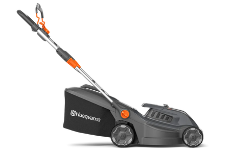 Husqvarna Aspire LC34-P4A – uden batteri – Set fra siden af en batteridrevet Husqvarna-plæneklipper.