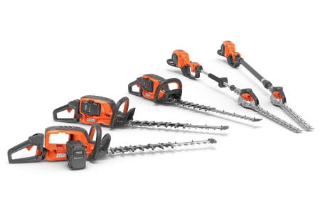 Husqvarna 520iHE3 stanghækkeklipper – uden batteri – Set fra siden af forskellige Husqvarna-hækkeklippere, herunder stanghækkeklippere, arrangeret i studieomgivelser.