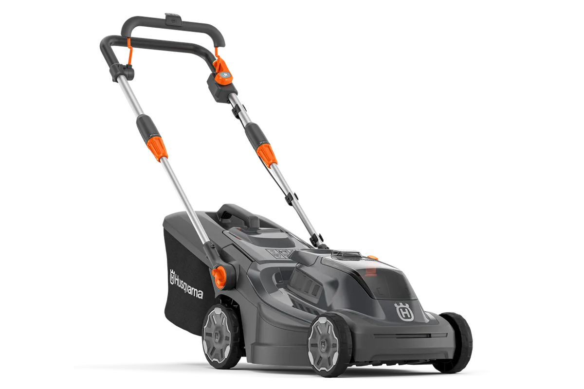Husqvarna Aspire LC34-P4A – uden batteri – Set fra siden af en batteridrevet Husqvarna-plæneklipper.