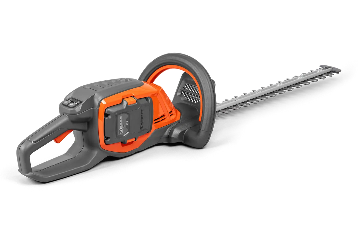 Husqvarna 215iHD45 hækkeklipper – B70 og C80 – Set fra siden af en hækkeklipper med et synligt batterirum.