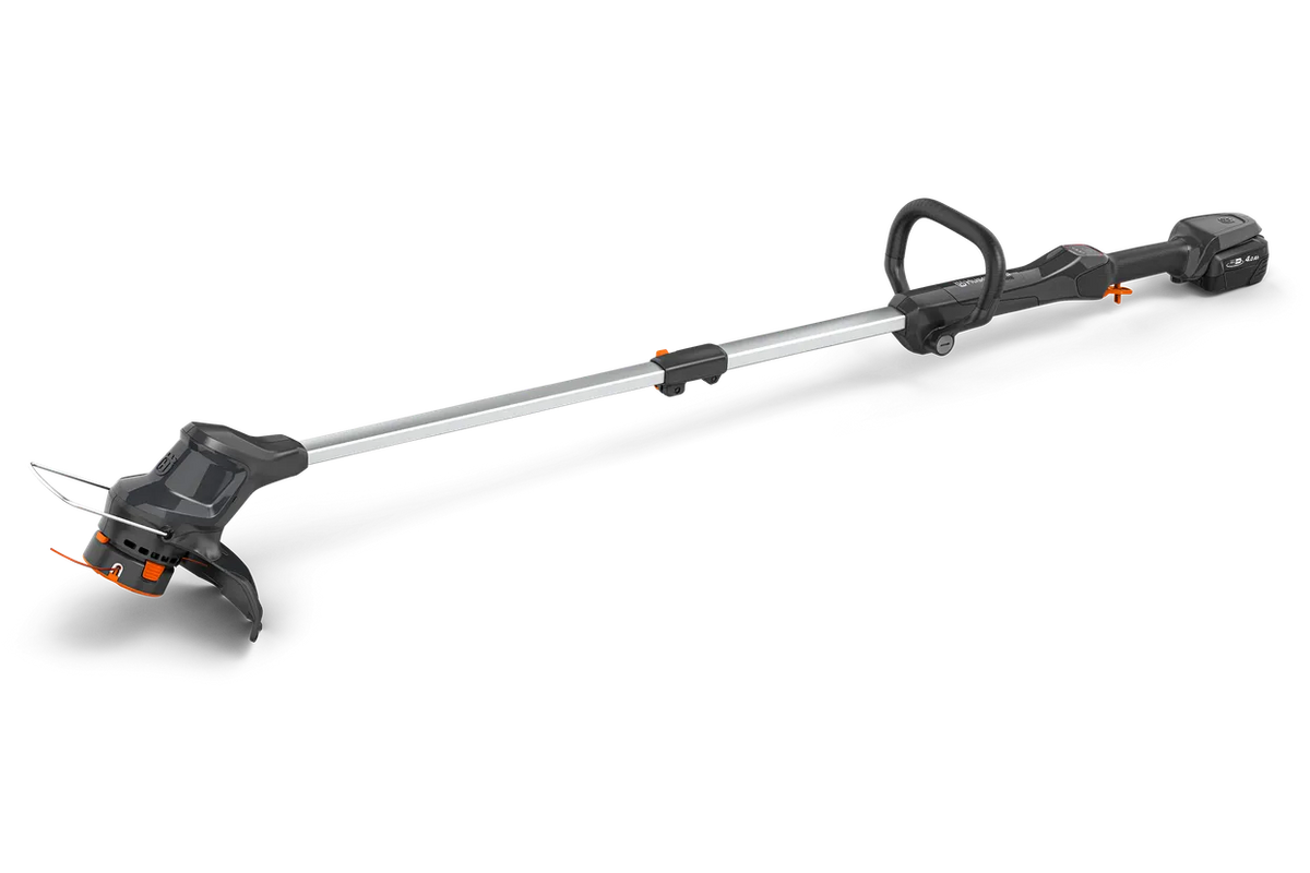 Husqvarna Aspire T28-P4A trimmer – B72 og C70 – Widok z boku akumulatorowej podkaszarki do trawy z ergonomicznym uchwytem.