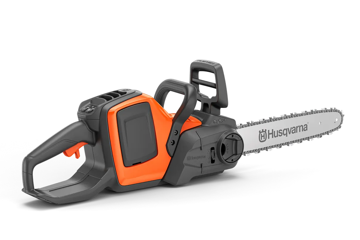 Husqvarna 230i motorsav – inkl. B140 og C80 – Set fra siden af en batteridrevet Husqvarna-kædesav med ergonomisk håndtag.