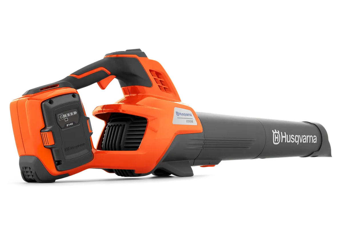 Husqvarna 230iB løvblæser – uden batteri og lader – Set fra siden af en batteridrevet løvblæser fra Husqvarna.