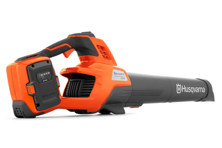 Husqvarna 230iB løvblæser – uden batteri og lader – Set fra siden af en batteridrevet løvblæser fra Husqvarna.