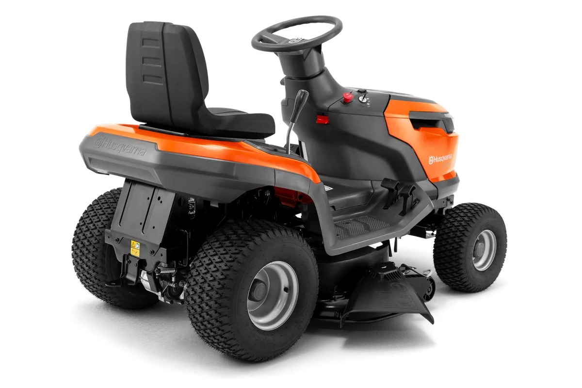 Husqvarna TS 114 havetraktor – 95 cm – Bagfra af en Husqvarna-rider-plæneklipper med synligt klippebord.
